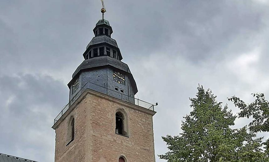 Zwei neue Bronzeglocken werden eingebaut