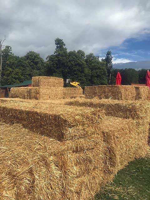 Strohspielplatz mit Wolf und Hase