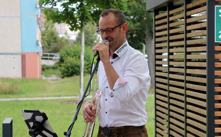 Platzkonzerte vor den Sondersh&auml;user Pflegeheimen