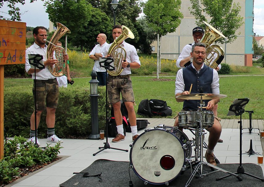 Platzkonzerte vor den Sondersh&auml;user Pflegeheimen