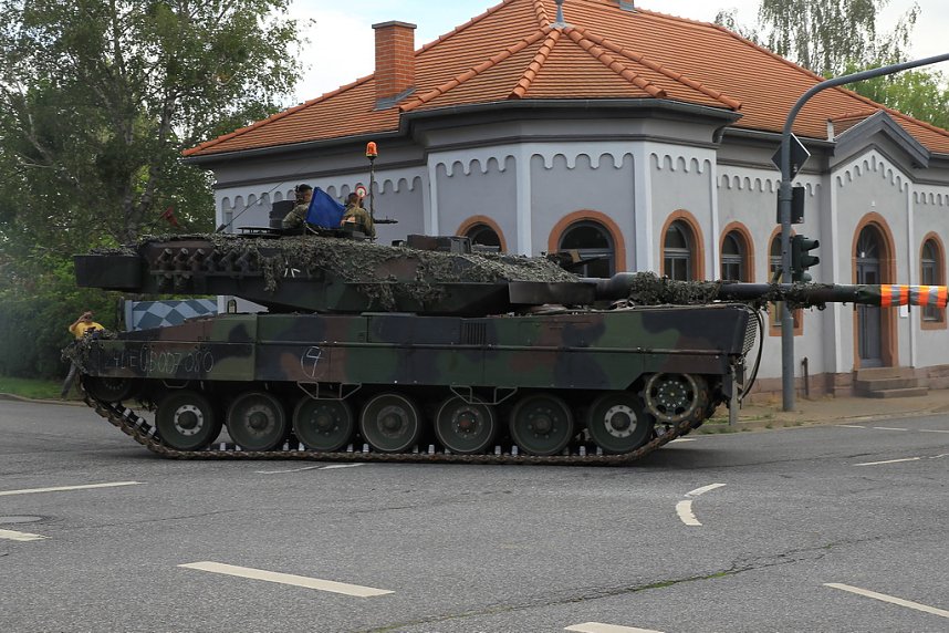 Panzer verlegt - Stau auf Autobahn