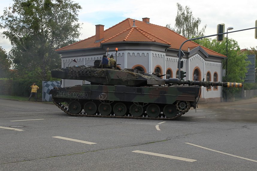 Panzer verlegt - Stau auf Autobahn