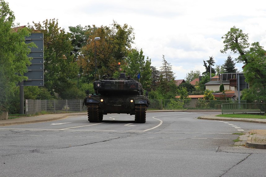 Panzer verlegt - Stau auf Autobahn