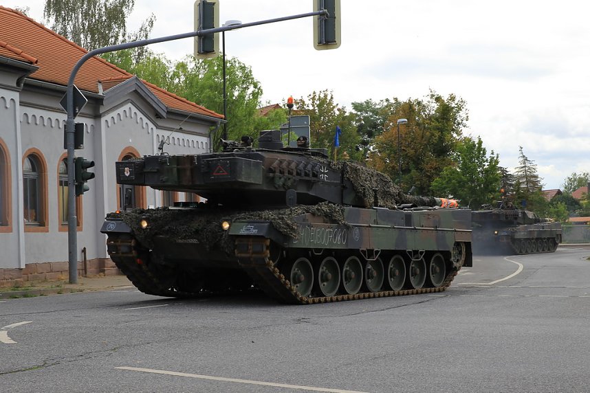 Panzer verlegt - Stau auf Autobahn