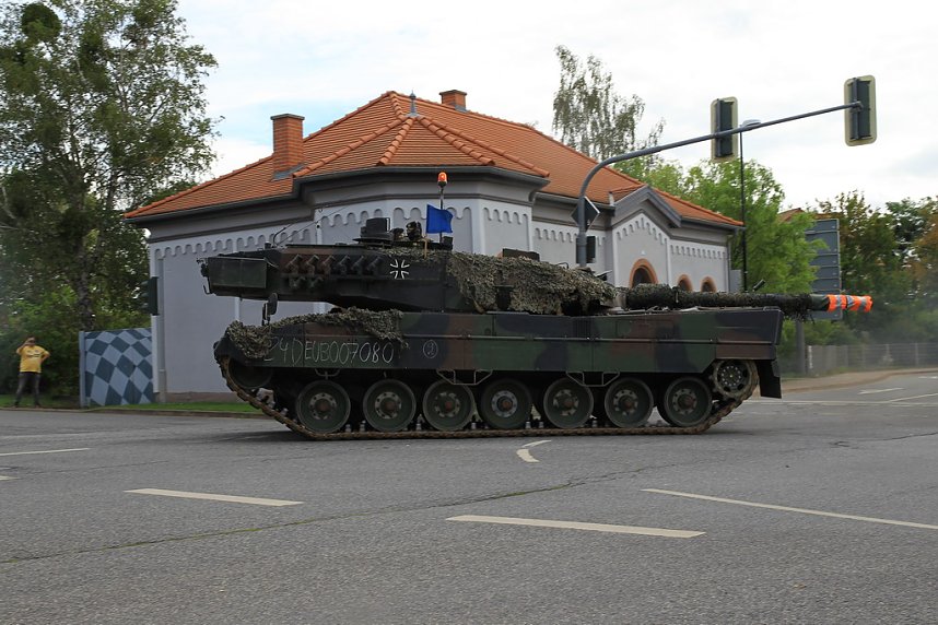 Panzer verlegt - Stau auf Autobahn