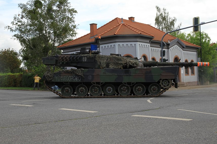 Panzer verlegt - Stau auf Autobahn