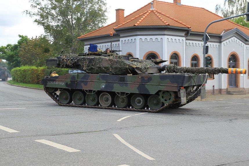 Panzer verlegt - Stau auf Autobahn