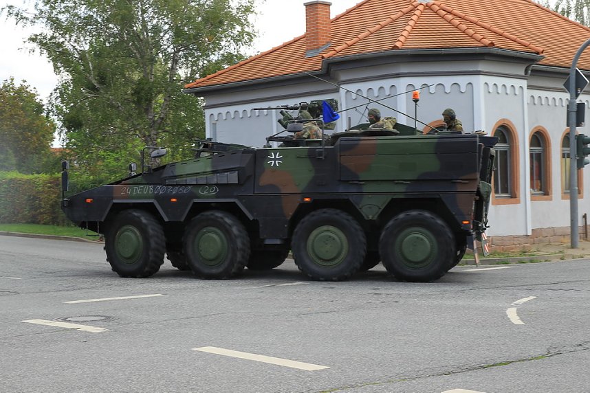 Panzer verlegt - Stau auf Autobahn