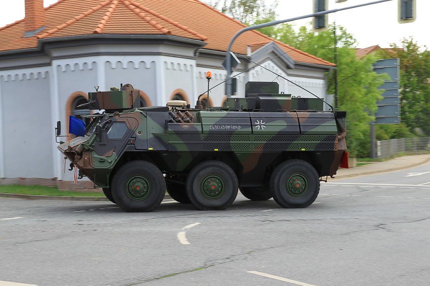 Panzer verlegt - Stau auf Autobahn