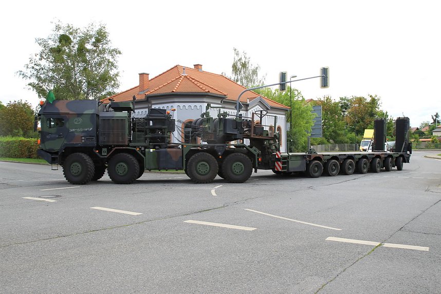 Panzer verlegt - Stau auf Autobahn