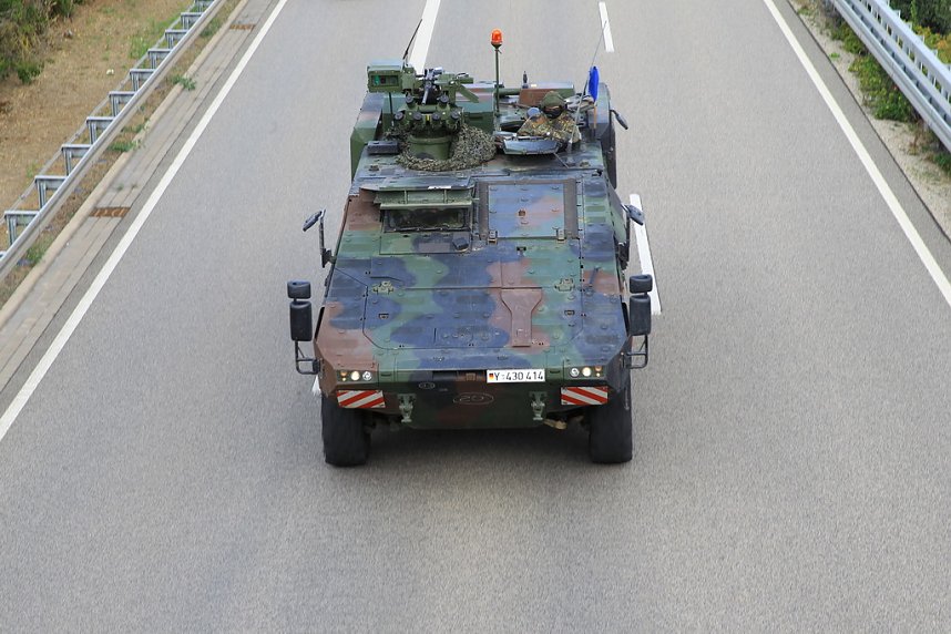 Panzer verlegt - Stau auf Autobahn