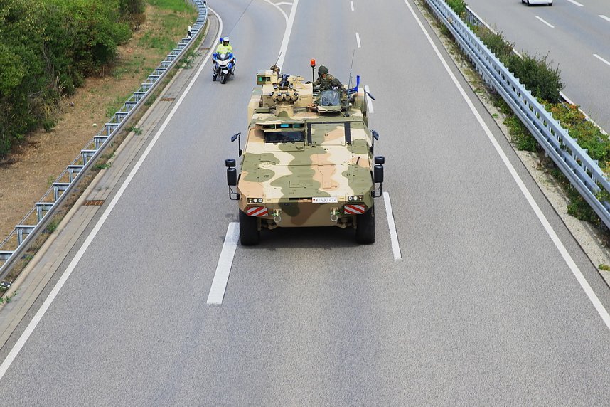 Panzer verlegt - Stau auf Autobahn