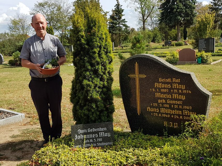 Besuch am Grab des Sondersh&auml;user Chronisten Wilhelm May