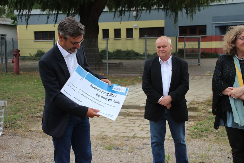 Innenstaatssekret&auml;r mit F&ouml;rderbescheiden f&uuml;r Feuerwehrfahrzeuge