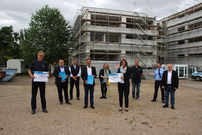 Innenstaatssekret&auml;r mit F&ouml;rderbescheiden f&uuml;r Feuerwehrfahrzeuge