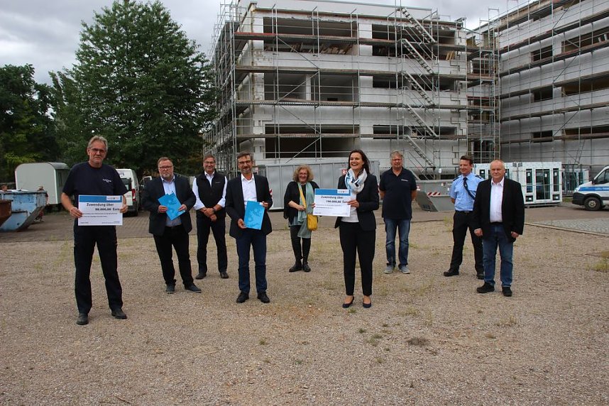 Innenstaatssekret&auml;r mit F&ouml;rderbescheiden f&uuml;r Feuerwehrfahrzeuge