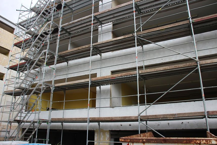 Innenstaatssekret&auml;r mit F&ouml;rderbescheiden f&uuml;r Feuerwehrfahrzeuge