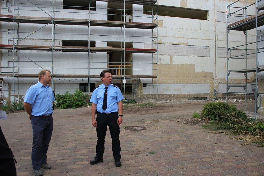 Innenstaatssekret&auml;r mit F&ouml;rderbescheiden f&uuml;r Feuerwehrfahrzeuge