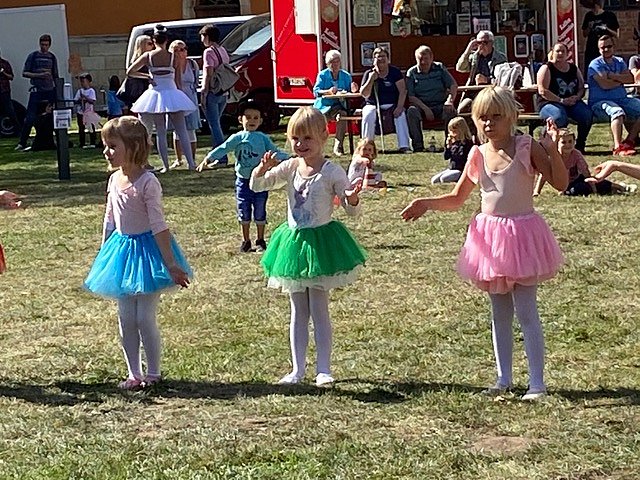 Die Eleven des Tanzstudio Radeva bereicherten das Programm zum Kindertag in Sondershausen