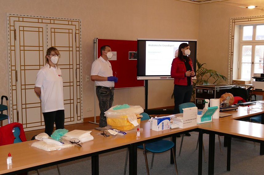 v.l.Mitarbeiterin des Landratsamtes, Sven Oesterheld, Landr&auml;tin Hochwind-Schneider