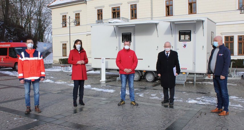 v.l. Sandro Bauer (DRK), Landr&auml;tin Antje Hochwind-Schneider, Sven &Ouml;sterheld (DRK), Dr. Thiele (Pressesprecher), K.-H. Genzel (DRK)