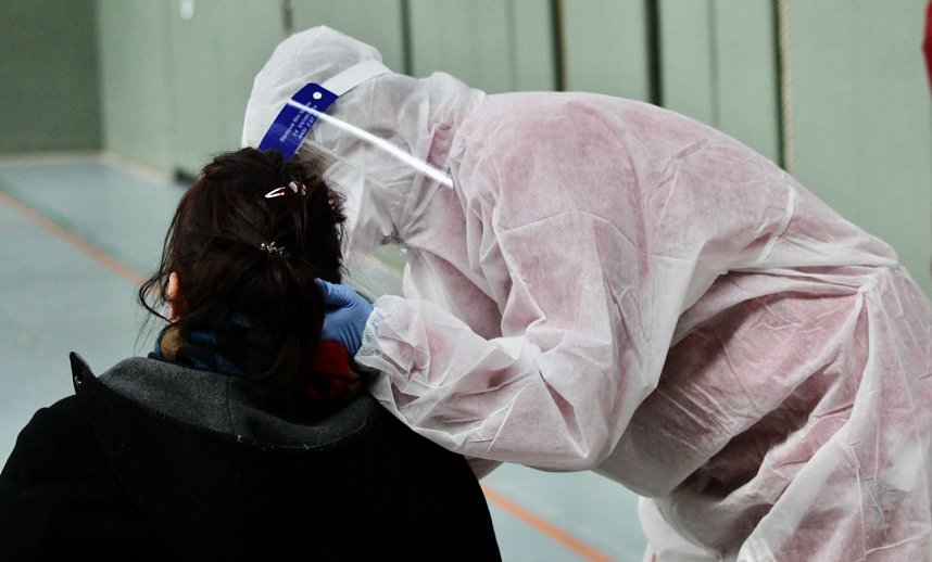 Abstrich bei einer Mitarbeiterin der Grundschule