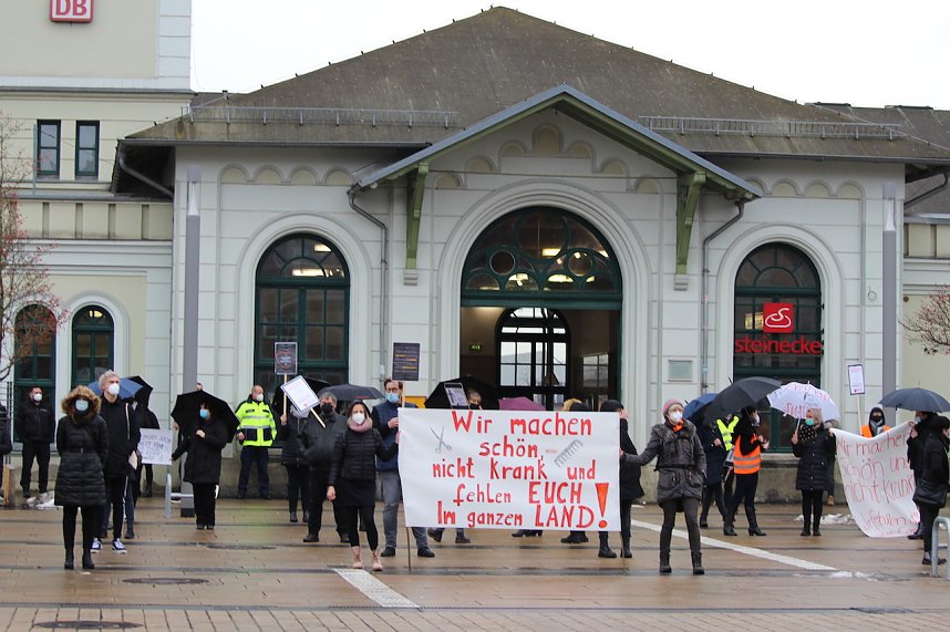 Proteste der Fris&ouml;rinnung vor dem Nordh&auml;user Bahnhof