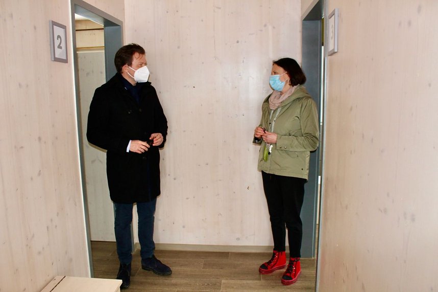 Carsten Schneider (SPD), Ina Seichter im einen der neuen Ferienh&auml;user