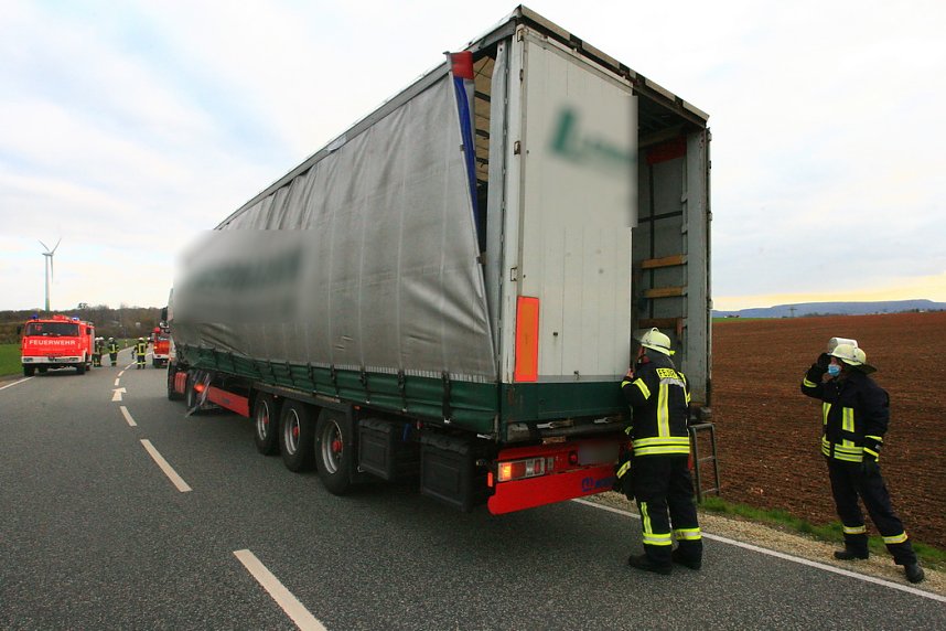 Unfallflucht und verlorene Ladung auf der B4