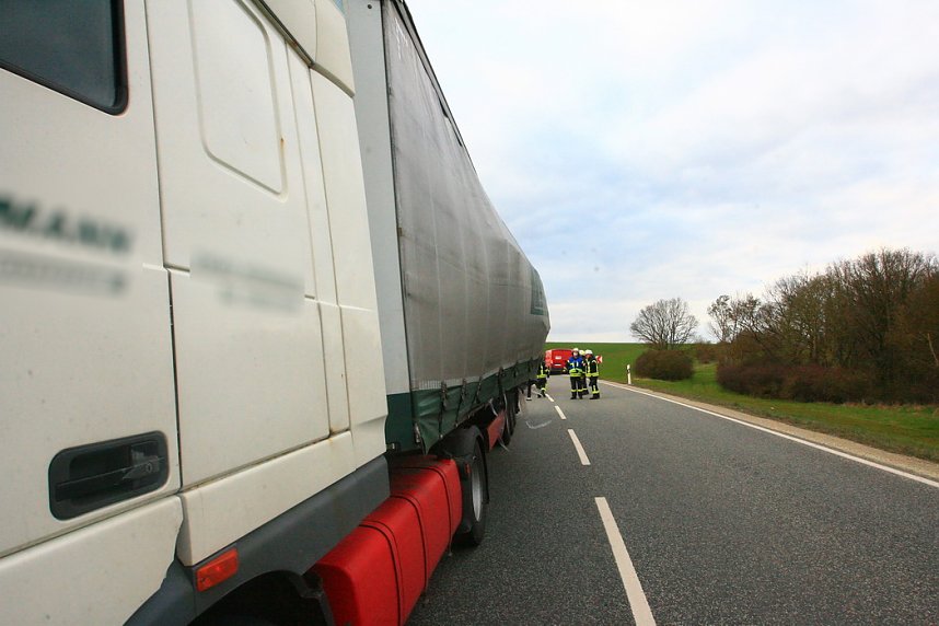 Unfallflucht und verlorene Ladung auf der B4