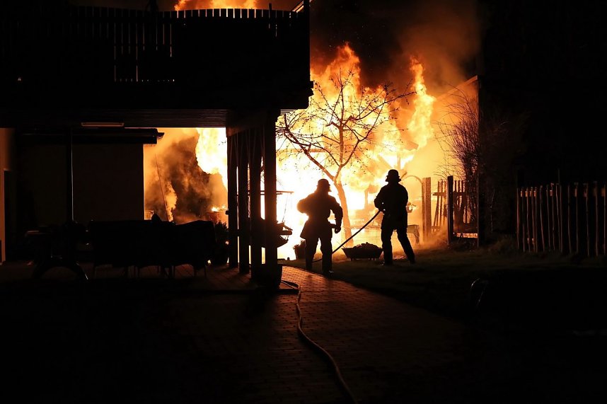 Gartenlaube brannte in Gro&szlig;furra
