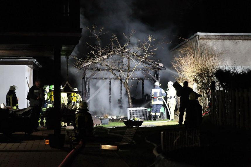 Gartenlaube brannte in Gro&szlig;furra