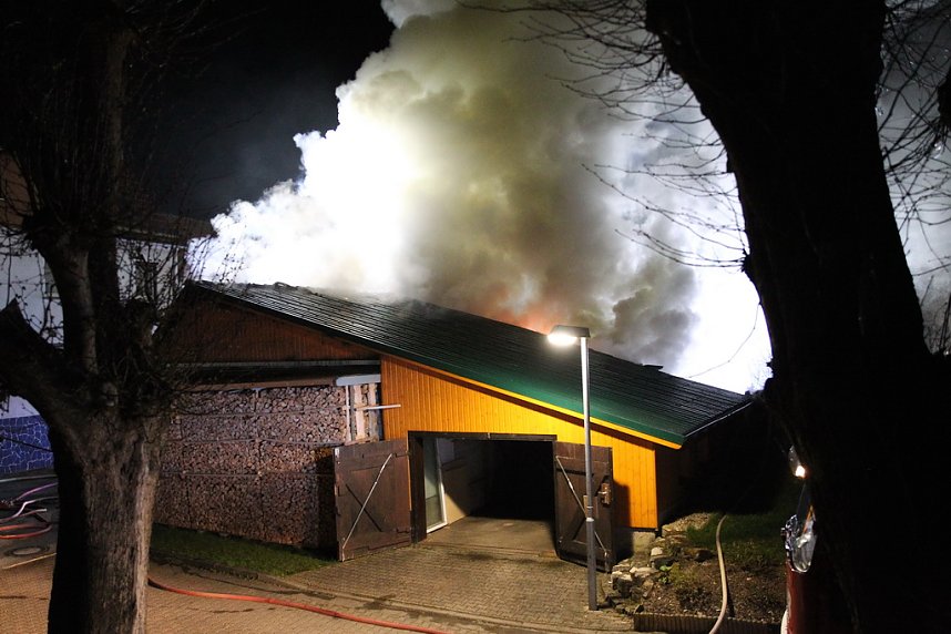 Garagenbrand in Feldengel