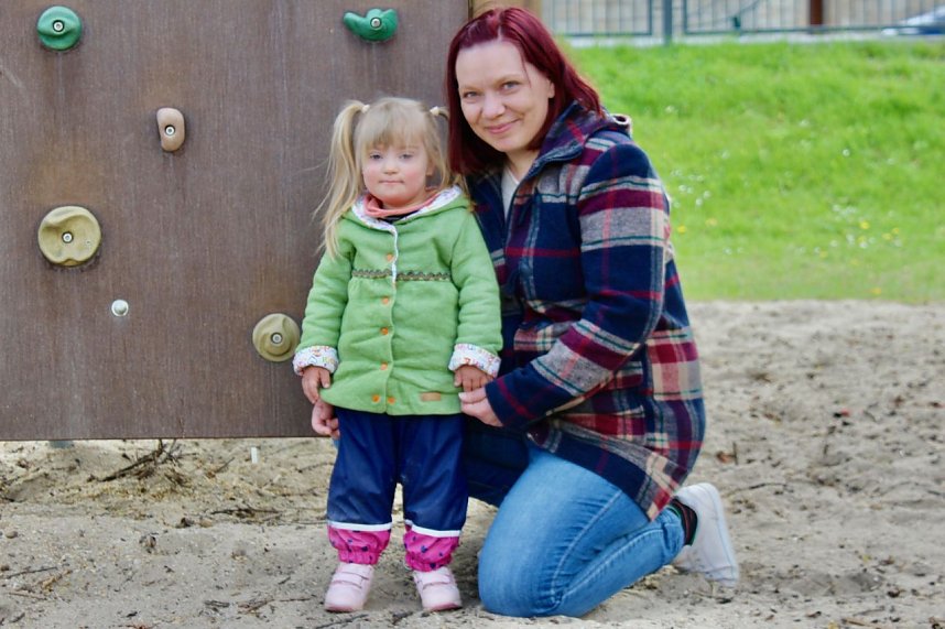 Anna mit ihrer Mama Nicole