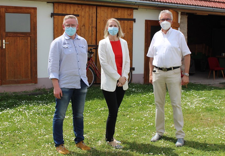 v.l. Steffen Kellermann (Ortsteilb&uuml;rgermeister von Berka); Jana Schr&ouml;ter; Hartmut B&auml;rwinkel (Hauptgesch&auml;ftsf&uuml;hrer Sondersh&auml;user Bildungsverein/ OT Berka)