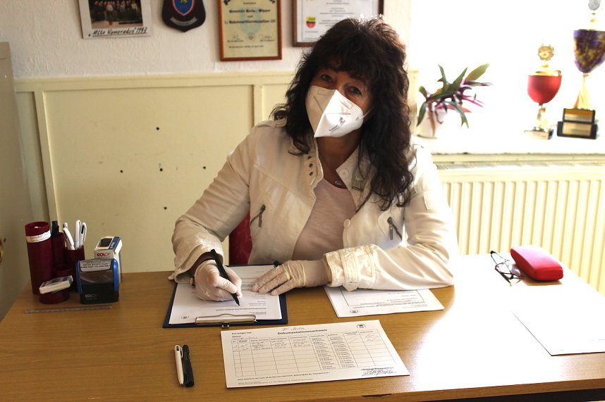 Gesine Adler (Sachbearbeiterin f&uuml;r Finanzen) bei der Arbeit in der Abstrichstelle in Berka