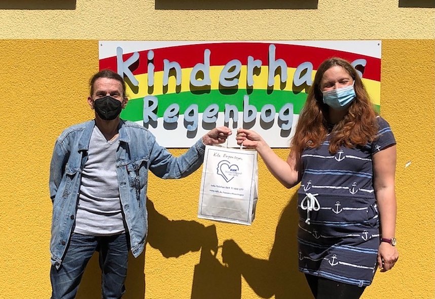 Ronald R&ouml;mer (VdK) &uuml;bergibt Stra&szlig;enmalkreide an die Leiterin des Kinderhaus Regenbogen Cindy Hilker-Langenhahn