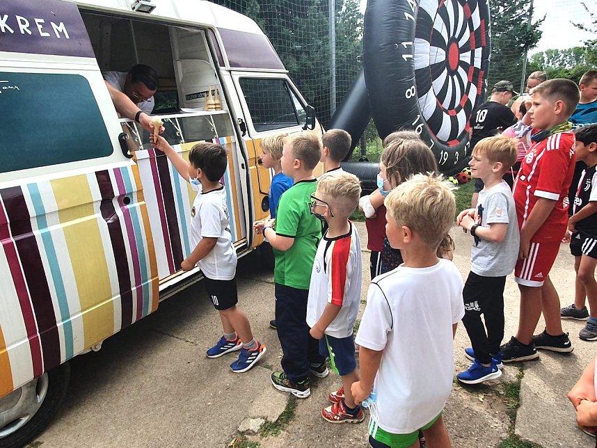 Kinder der Staatlichen Grundschule Hohenebra freuen sich &uuml;ber eine k&uuml;hlende Erfrischung