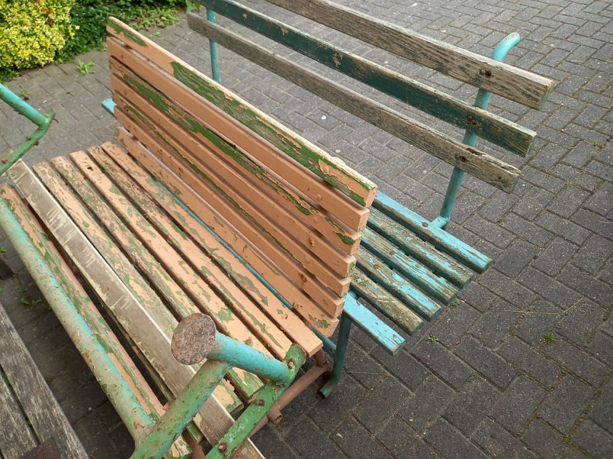 Sch&uuml;lerinnen und Sch&uuml;ler der TSG Oldisleben gestalten alte B&auml;nke mit viel Phantasie und Farbe neu