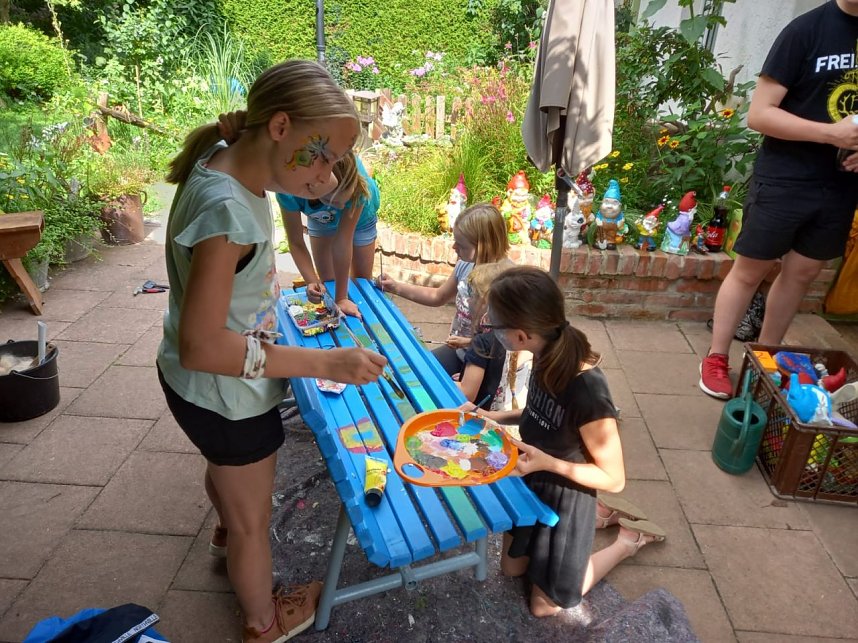 Sch&uuml;lerinnen und Sch&uuml;ler der TSG Oldisleben gestalten alte B&auml;nke mit viel Phantasie und Farbe neu