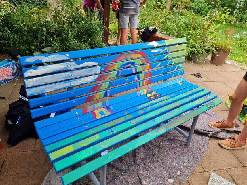 Sch&uuml;lerinnen und Sch&uuml;ler der TSG Oldisleben gestalten alte B&auml;nke mit viel Phantasie und Farbe neu