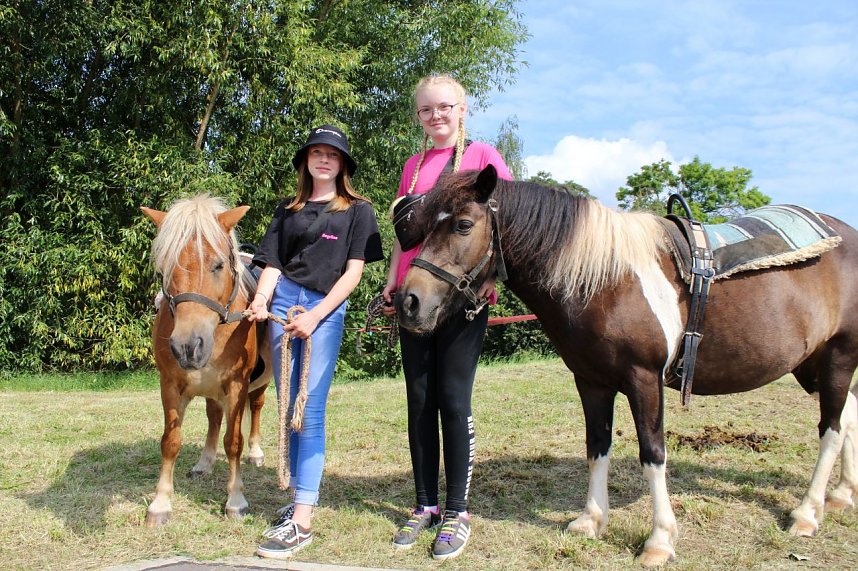 v.l. Angelina und Clarissa mit den Ponys auf dem Fest des BSV