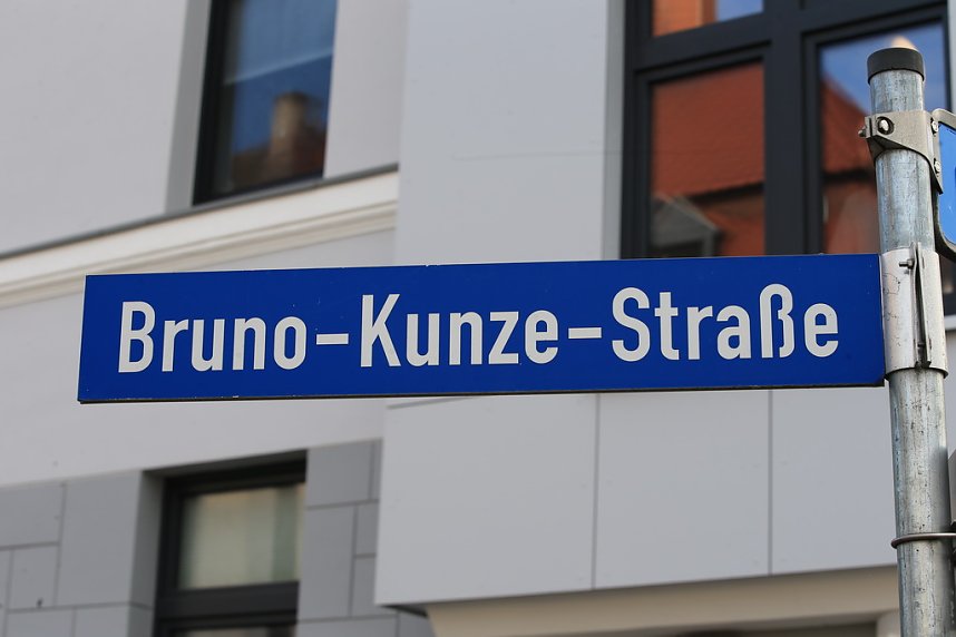 Die Polizei nimmt einen Mann fest, der ein Haus anz&uuml;nden wollte