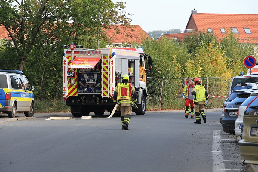 Die Polizei nimmt einen Mann fest, der ein Haus anz&uuml;nden wollte