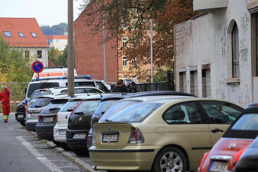 Die Polizei nimmt einen Mann fest, der ein Haus anz&uuml;nden wollte