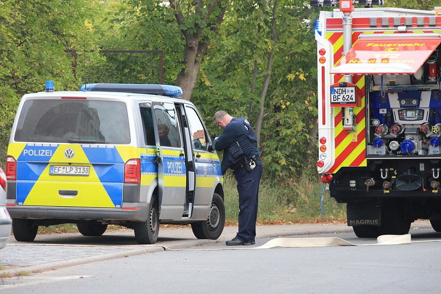 Die Polizei nimmt einen Mann fest, der ein Haus anz&uuml;nden wollte