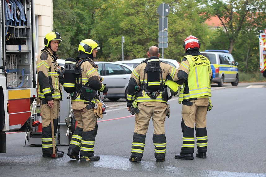 Die Polizei nimmt einen Mann fest, der ein Haus anz&uuml;nden wollte