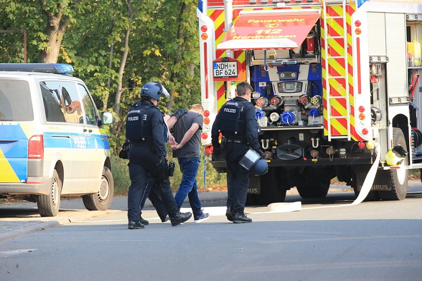 Die Polizei nimmt einen Mann fest, der ein Haus anz&uuml;nden wollte