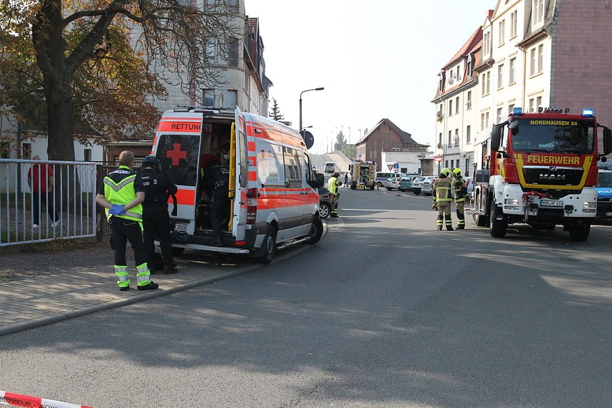 Die Polizei nimmt einen Mann fest, der ein Haus anz&uuml;nden wollte