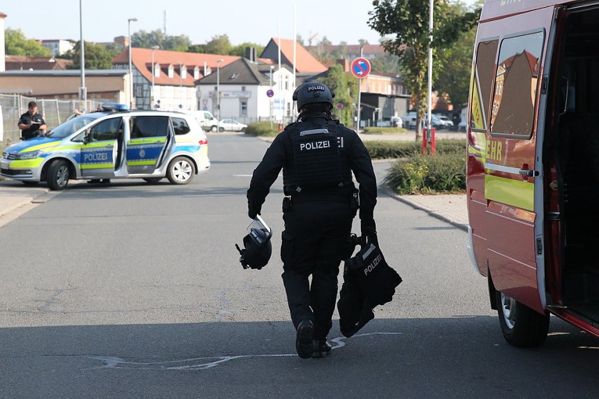 Die Polizei nimmt einen Mann fest, der ein Haus anz&uuml;nden wollte